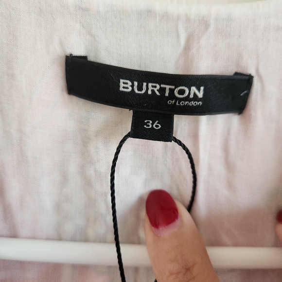 Burton of London V-Neck Red and Gold Floral Printed US Size 6 NWOT - Picture 2 of 11